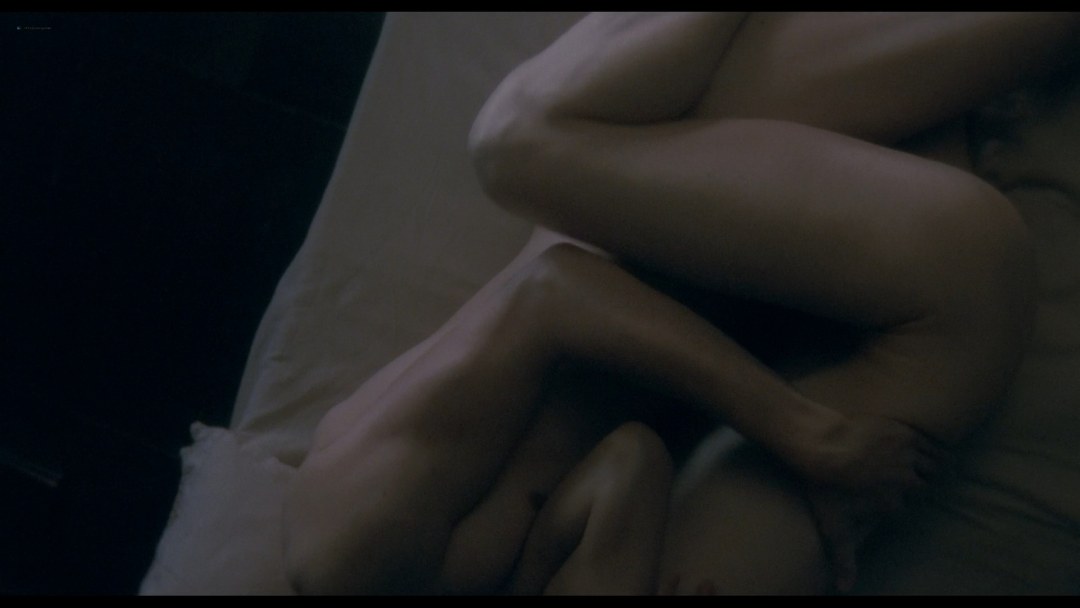Голая Карен Хассан в сериале «Викинги», 2013
