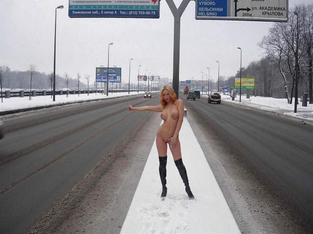 Девушка без трусов на дороге
