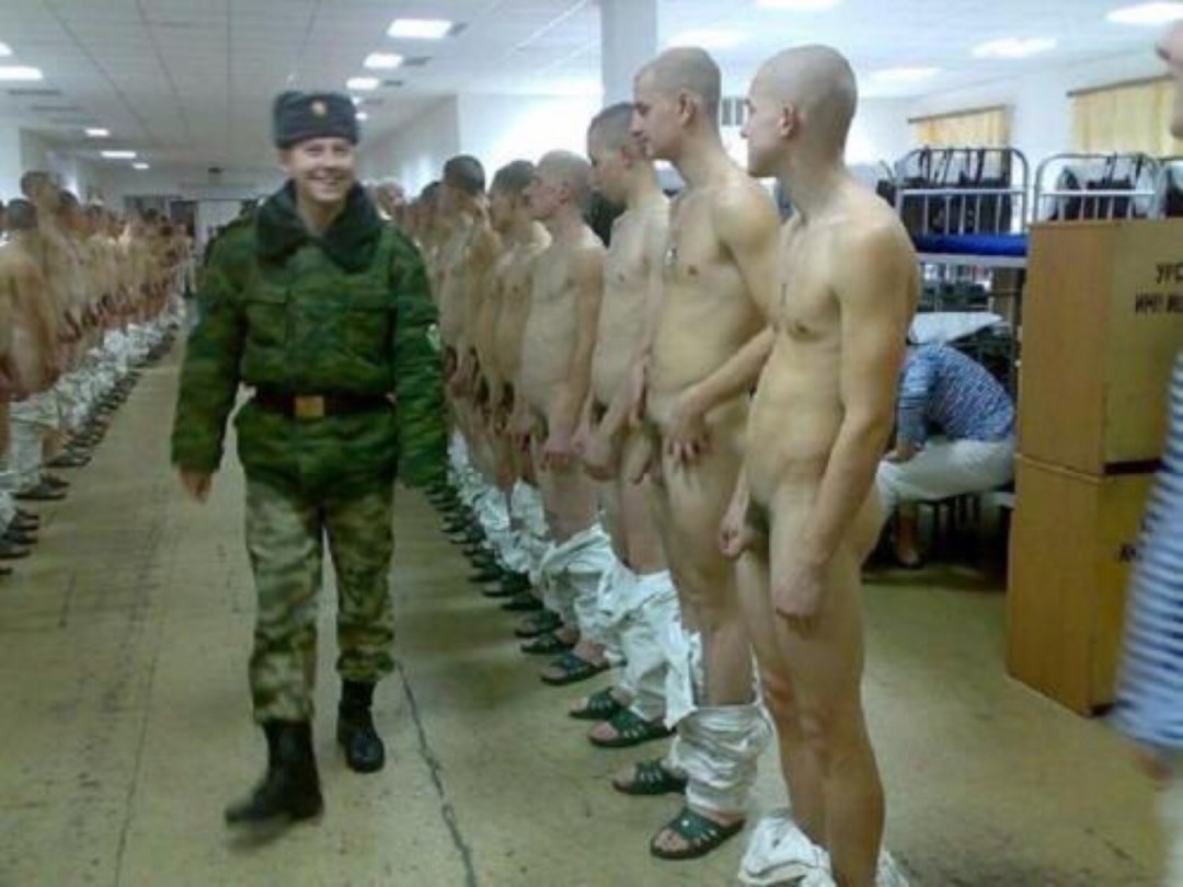 Голые члены парней толпа