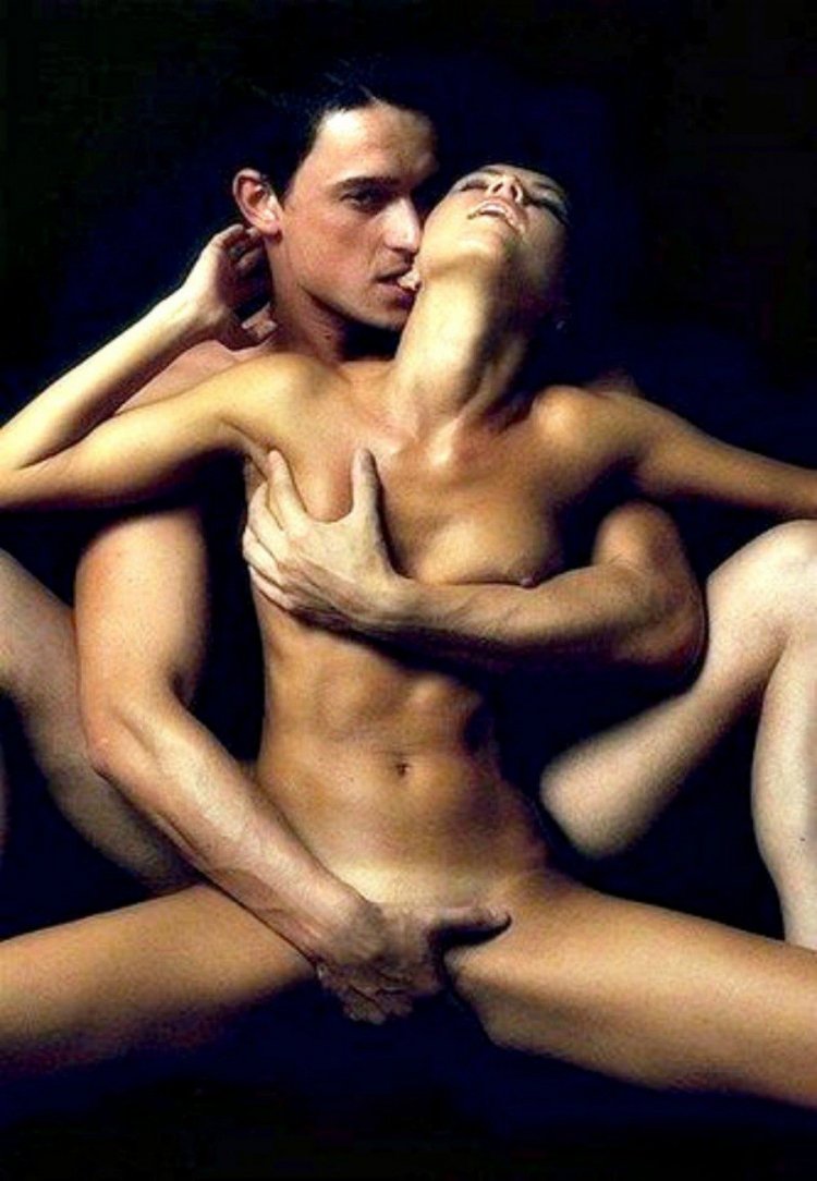 Голые накаченные женщина и мужчина