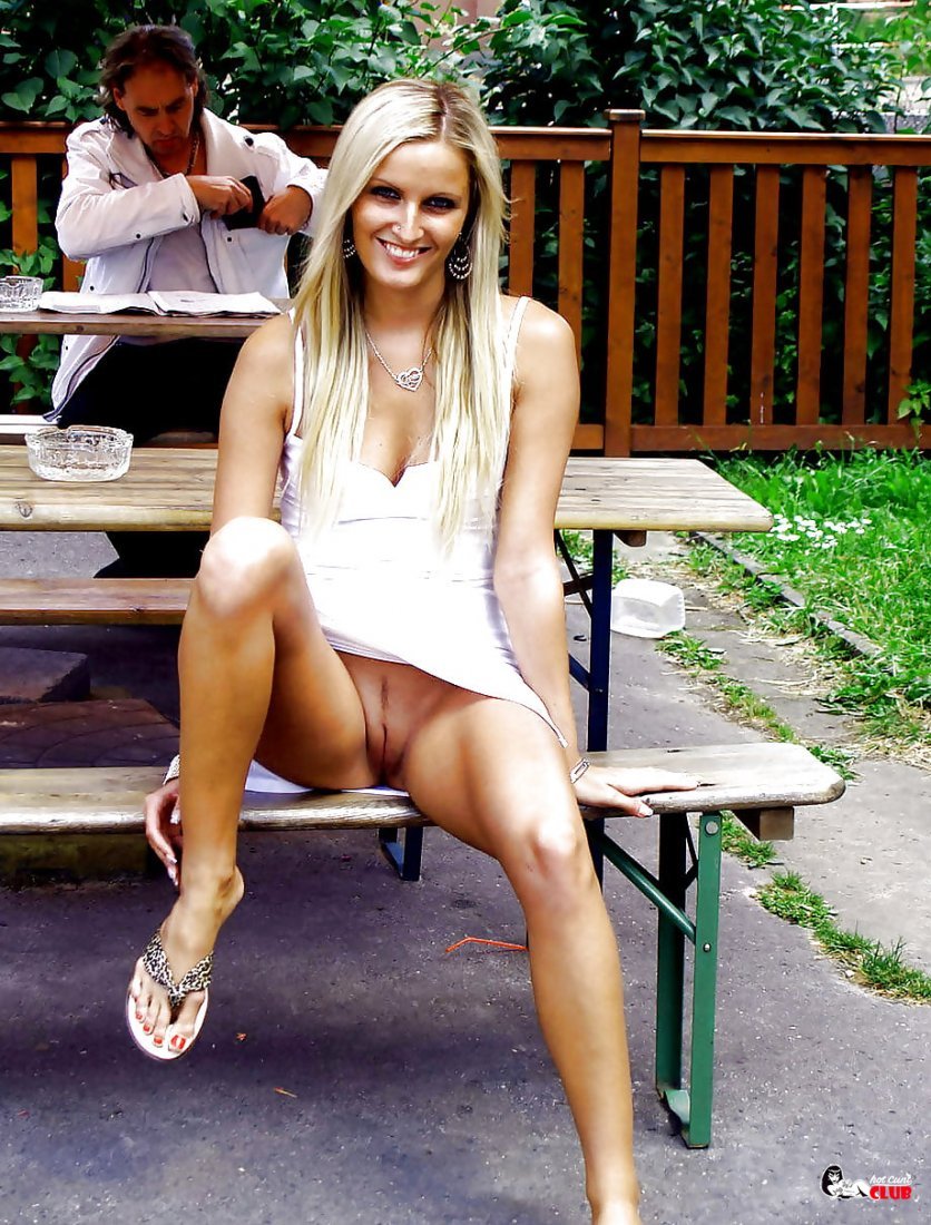 Раскованные девицы без трусов