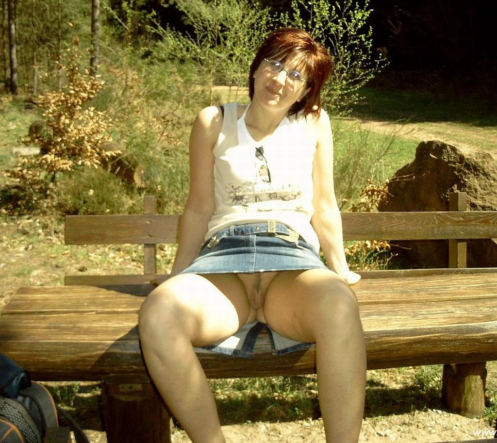 Милф без трусиков в парке