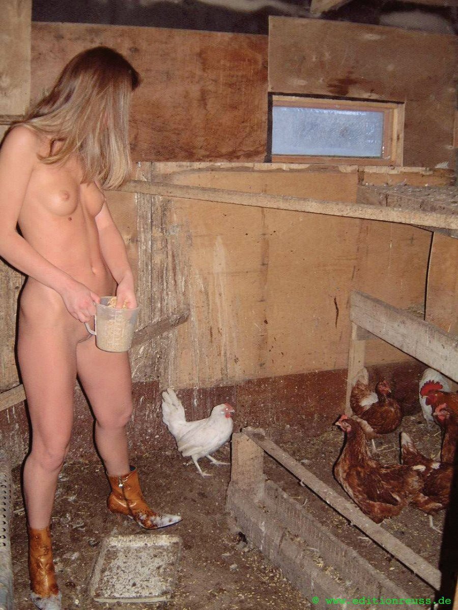 Девушки ню в курятнике