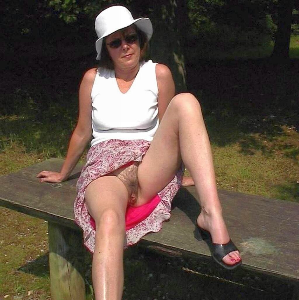 Зрелые бабы без трусиков