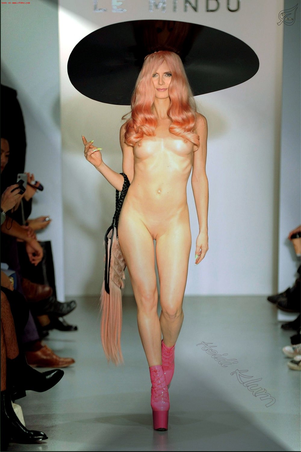 Голые толстухи на сцене