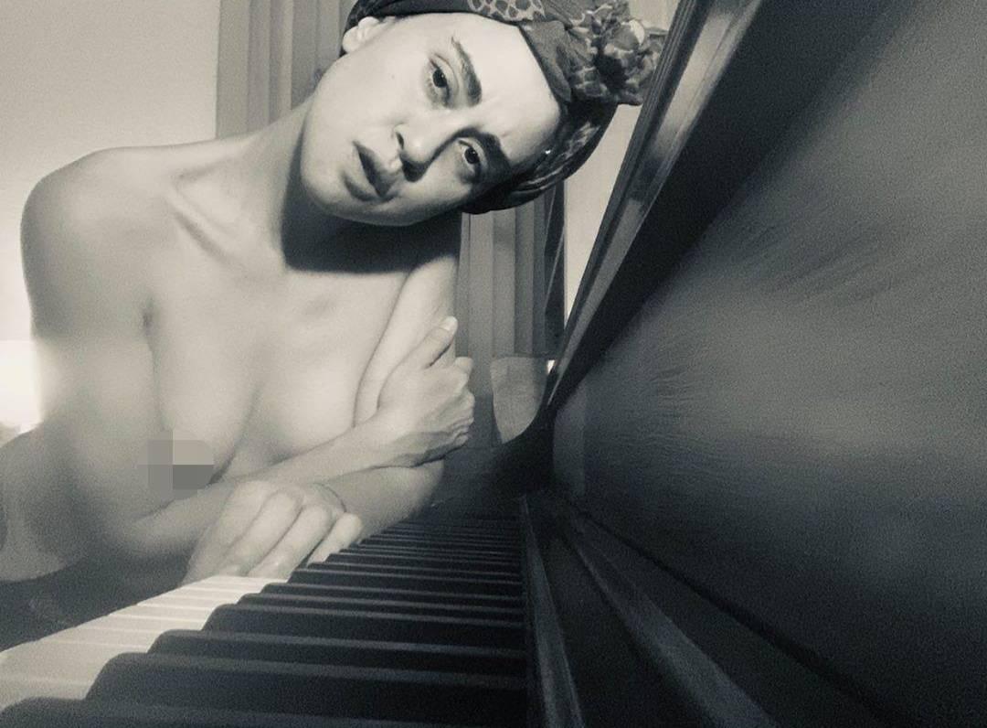 Любовь Успенская в купальнике