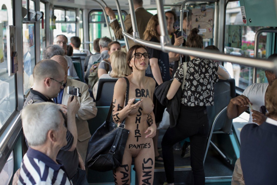 Девушка разделась в метро