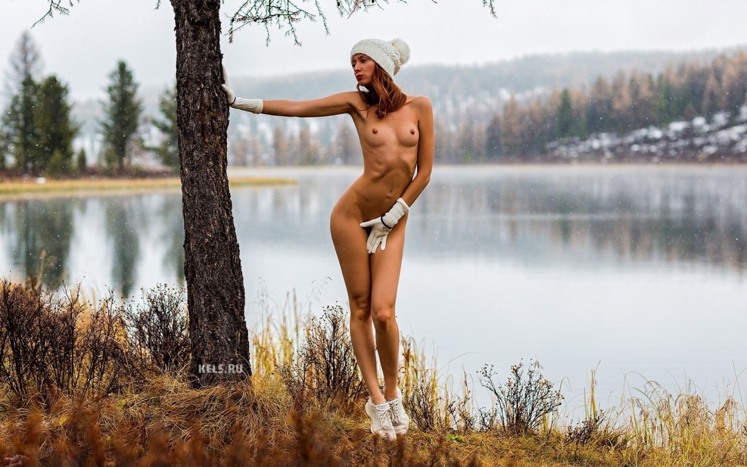 Голые женщины на берегу озера