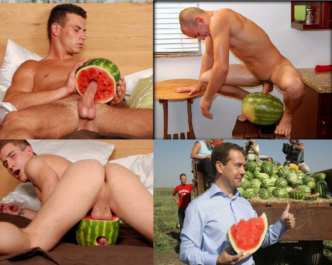 Голый парень ест Арбуз