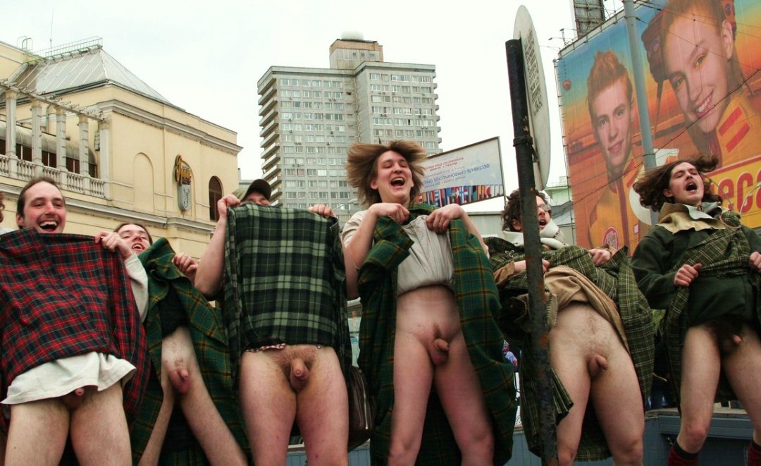 Шотландцы в юбках без трусов