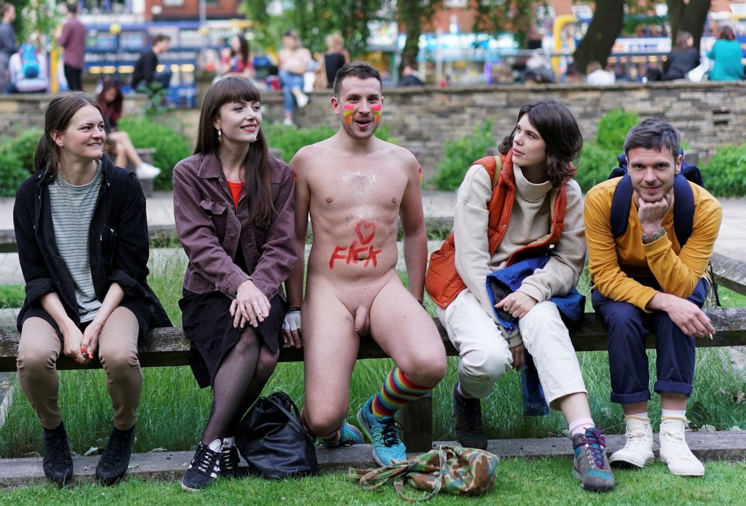 Голые женщины и голые мужчины