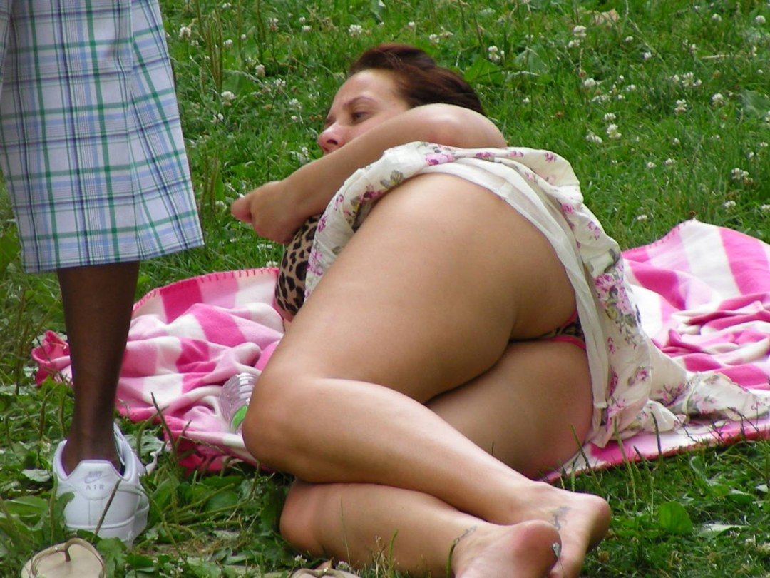 Голые зрелые ебутся на природе