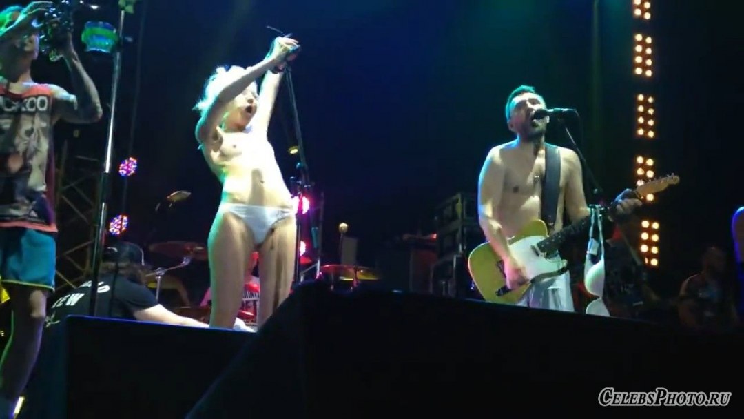 Сосочки голой блондинки Алисы