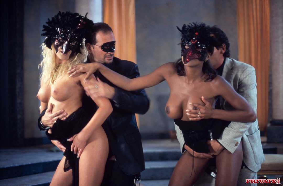 Оргия в карнавальных масках