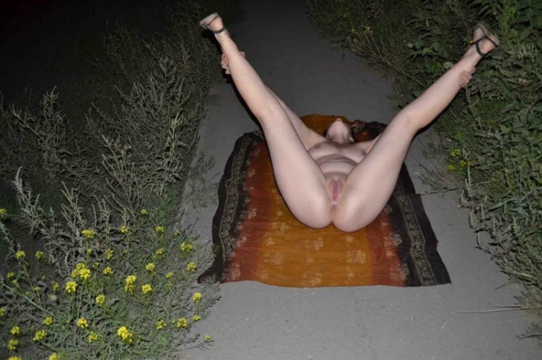 Голые пьяные женщины на улице