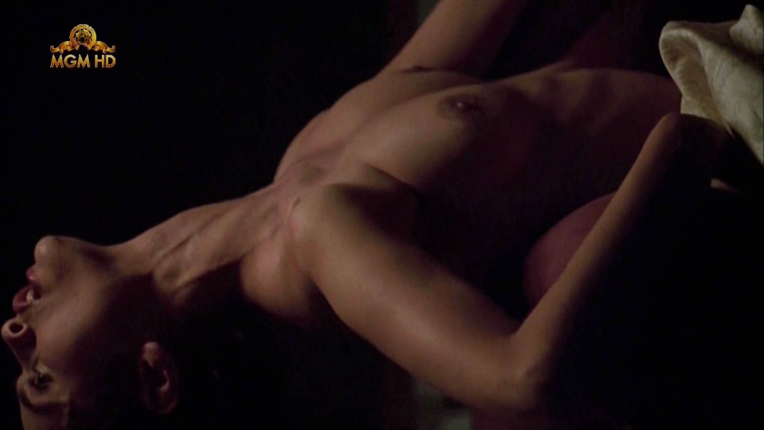 Шарлотта Льюис топлесс