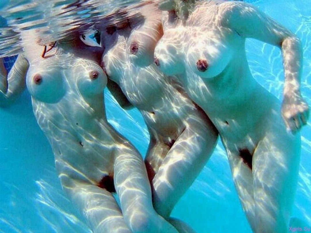 Красивые голые пловчихи