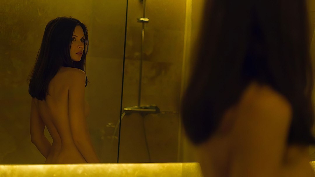 Мастурбация на табуретке во дворе