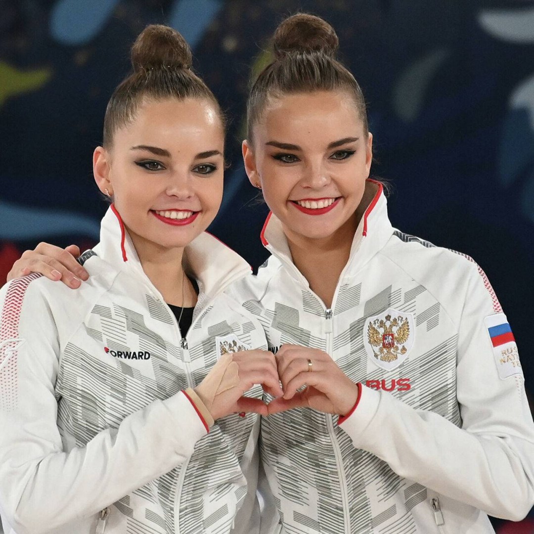 Молодые лесби развлекаются