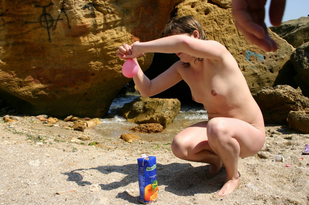 Молодежь веселится голышом