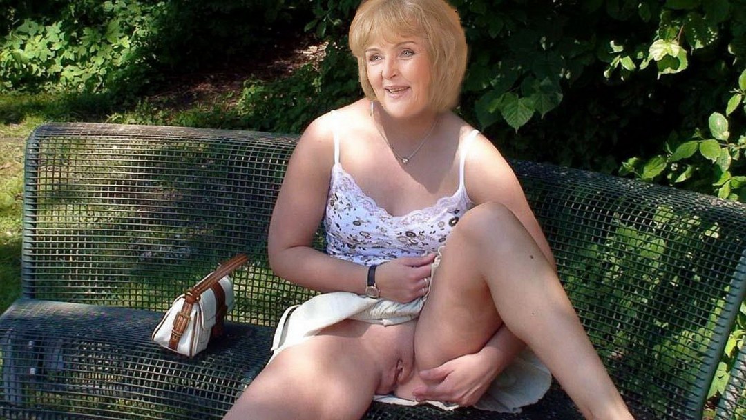 Голая матюрка на природе задом нагнувшись