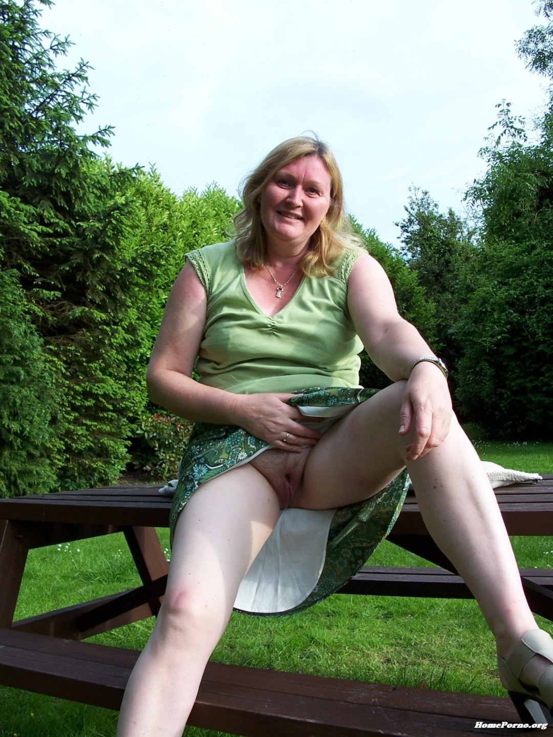 Под юбкой у зрелых на природе