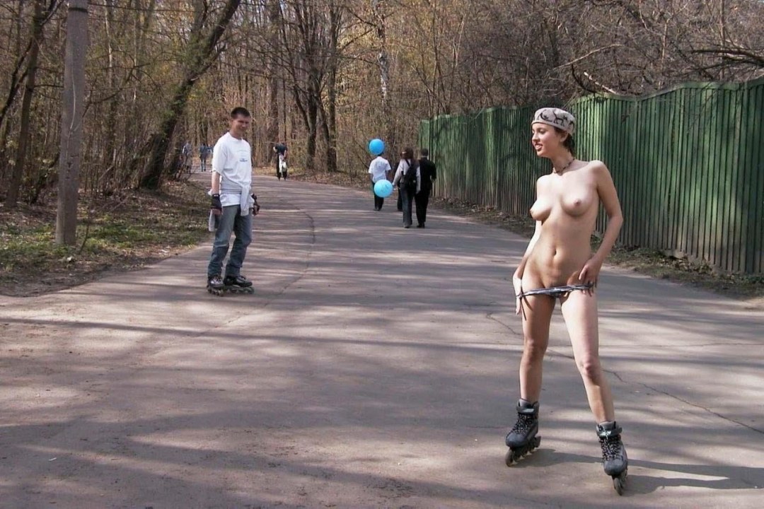 Раздели девушку в парке