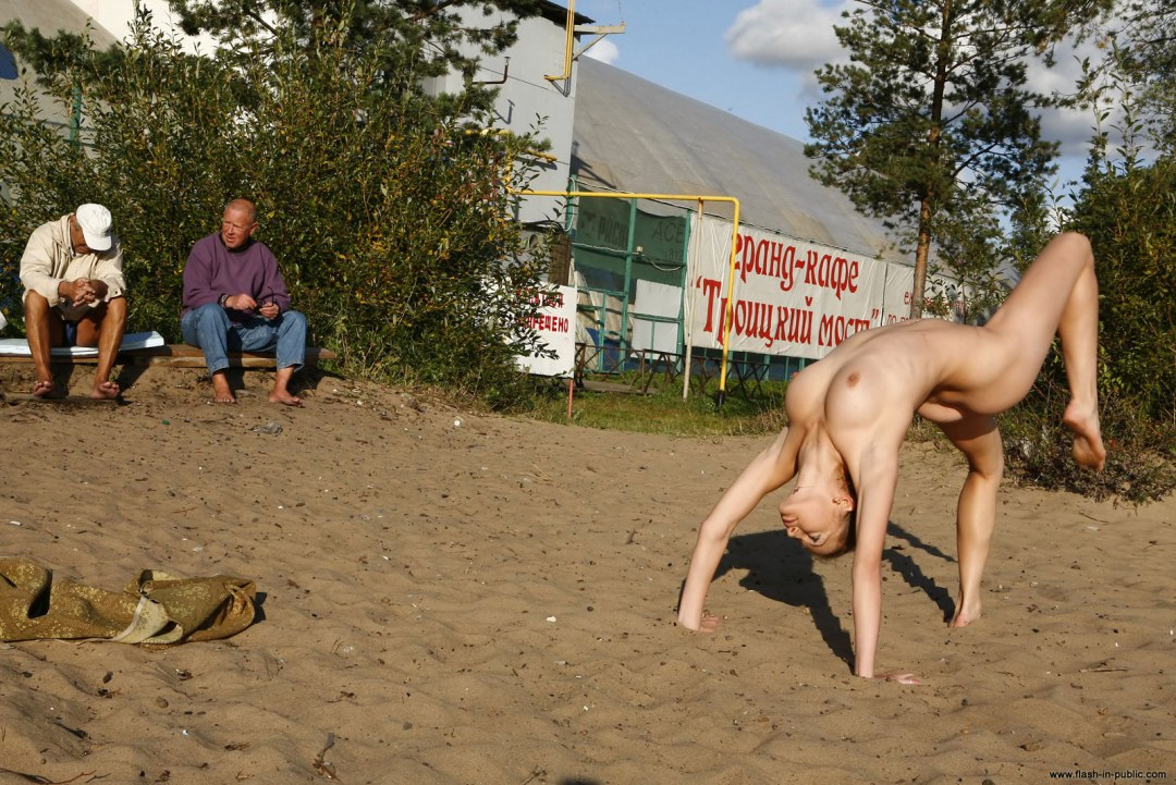 Нагишом загорает в людном месте