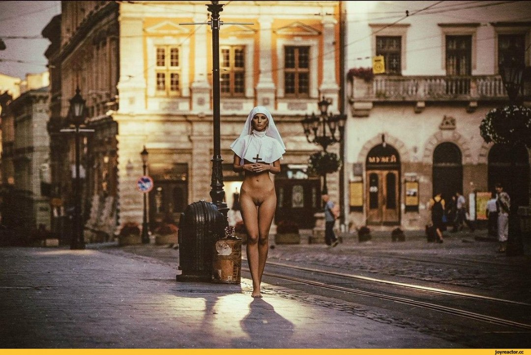 Обнаженка на улицах Европы