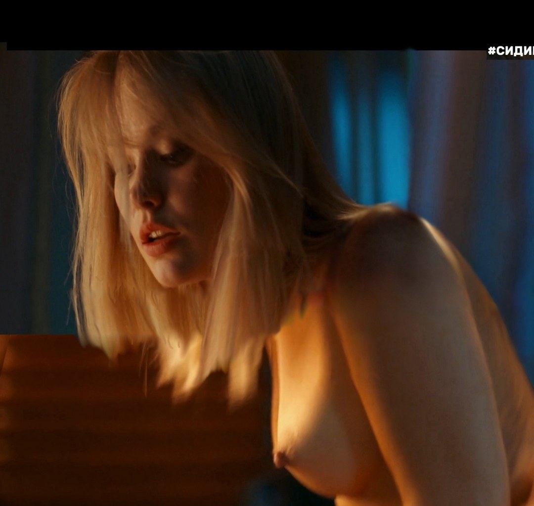 Голая Зоя Бербер в сериале Анна