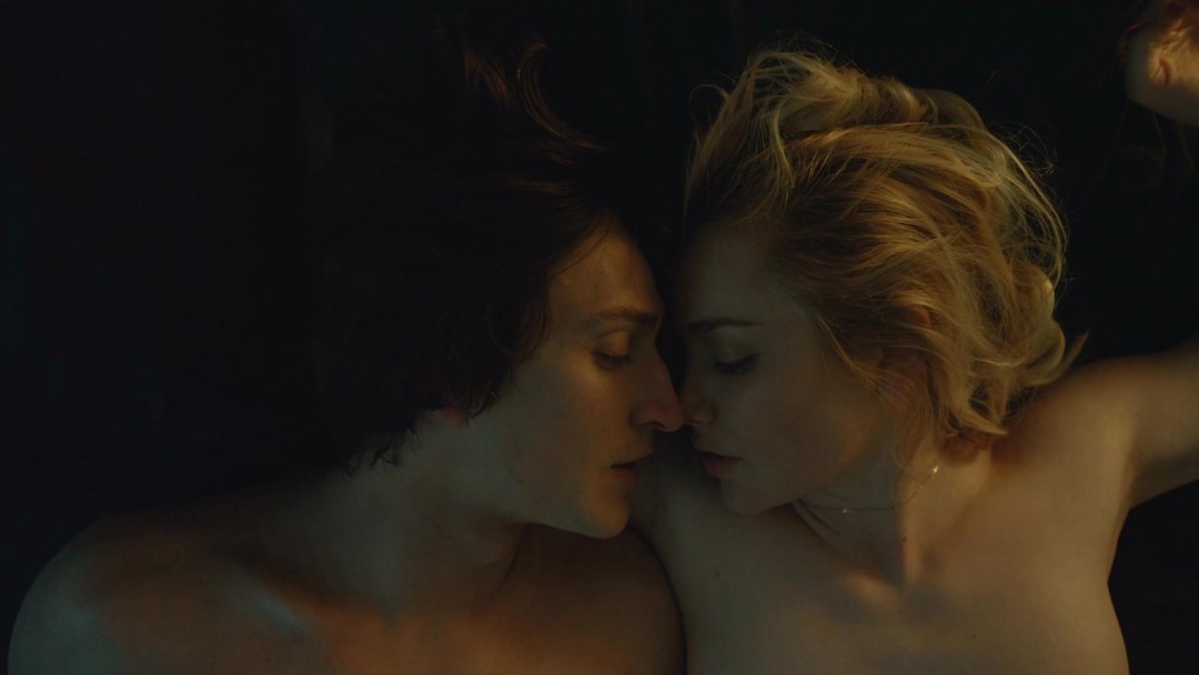 Брюнетку имеют на кожаном диване Чатурбате