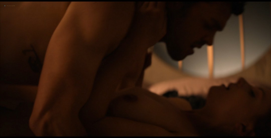 Ханна Джон-Кэймен топлес