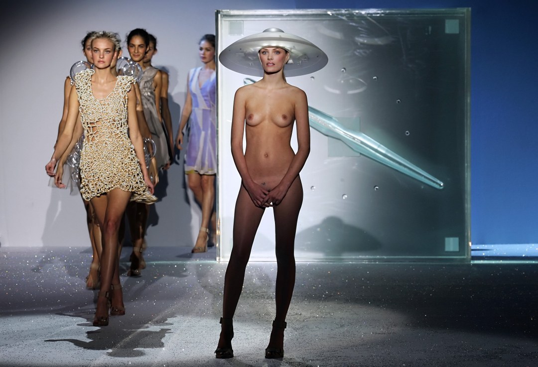 Alejandra Guilmant титьки подиум