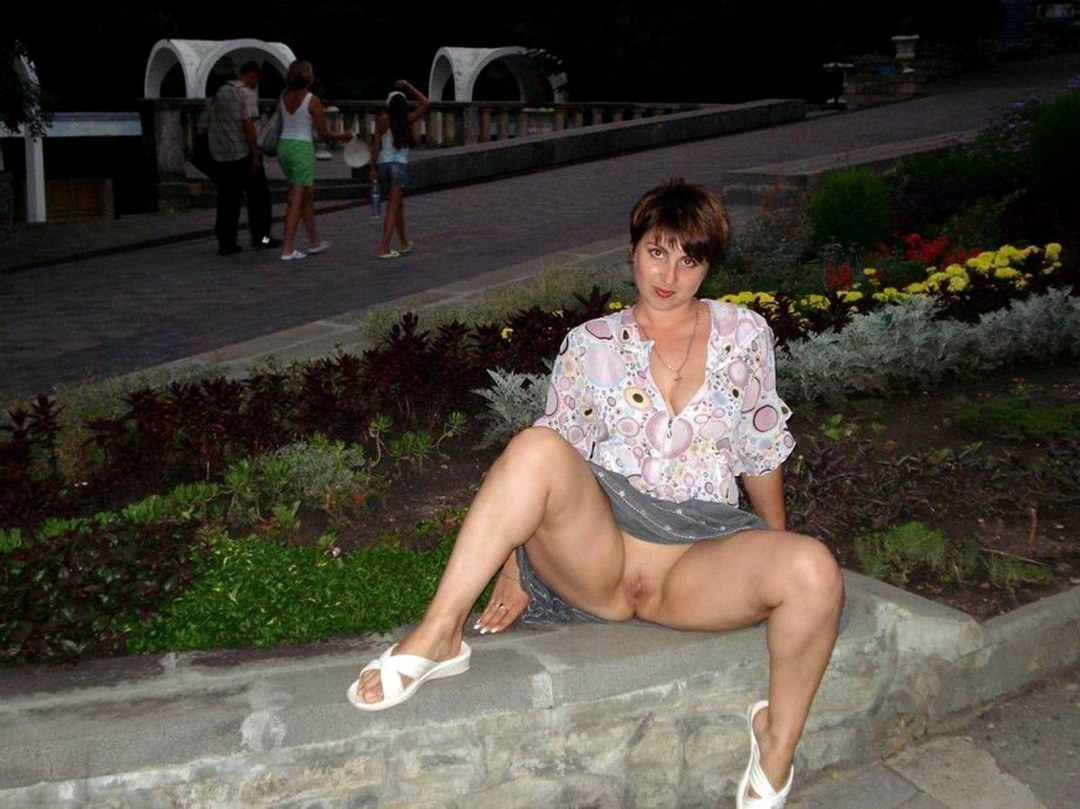 Зрелые без трусов под юбкой