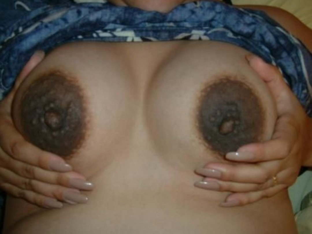 Между маленьких грудей