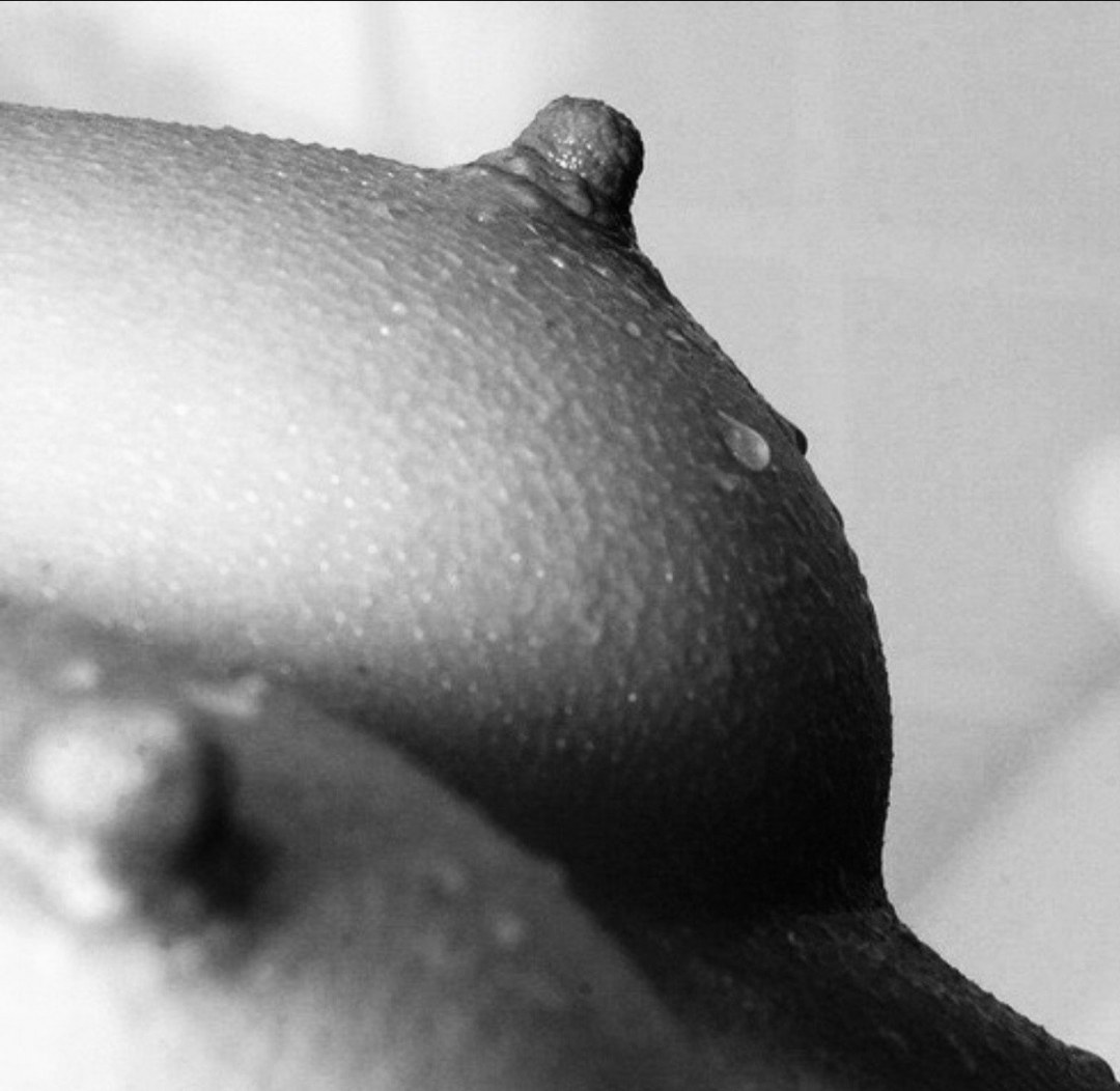 У девушки затвердели соски