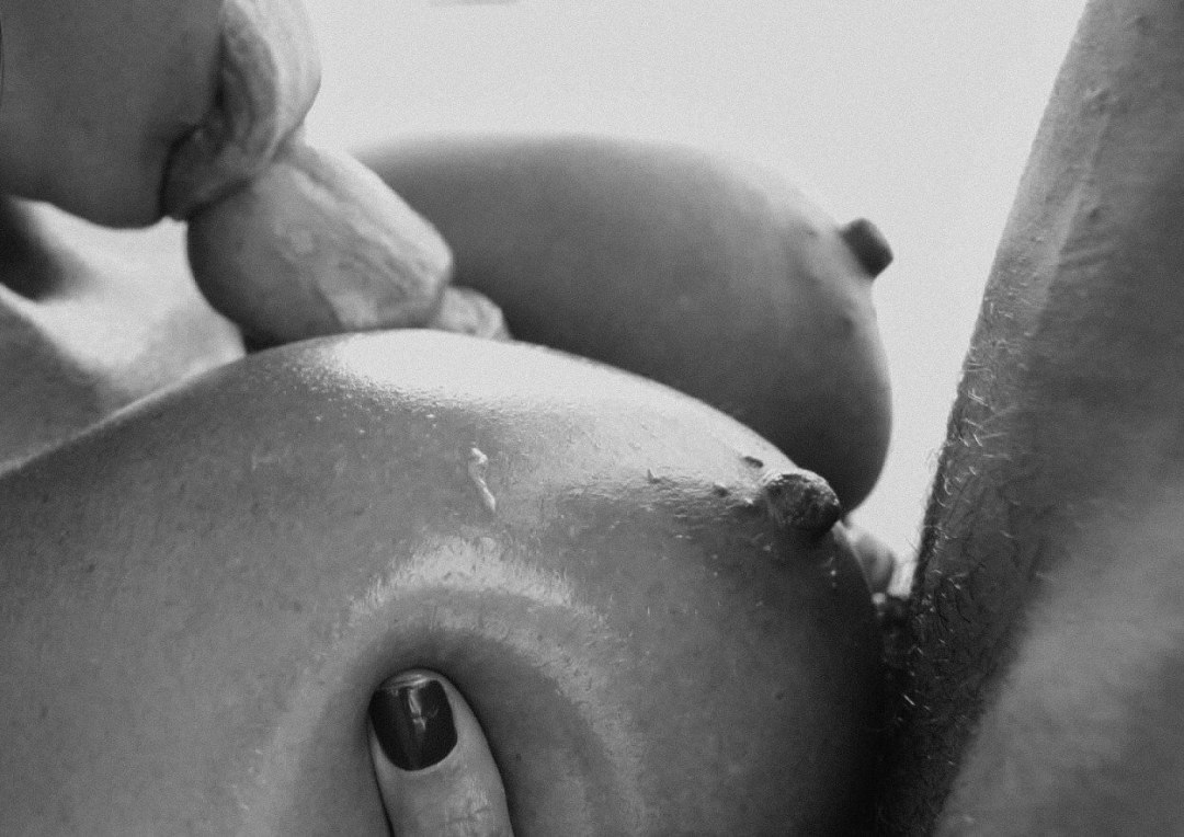 Член между грудью черно белое