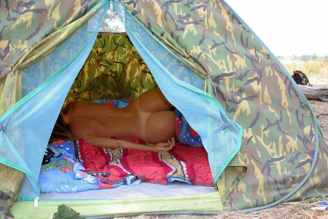 Девушка спит в палатке