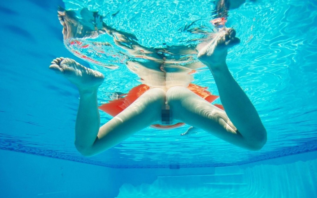 Голые девки без трусов в бассейне