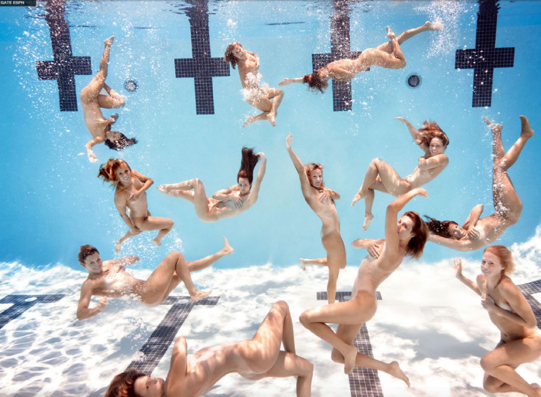 Девушка в бассейне раздвинула ноги