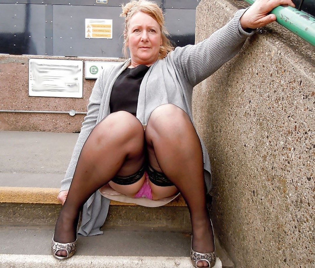 У зрелых в трусиках под юбкой