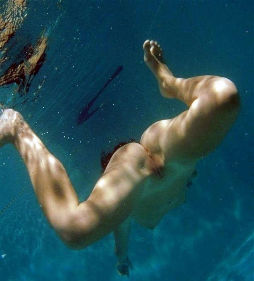 Голые парни в бассейне gay