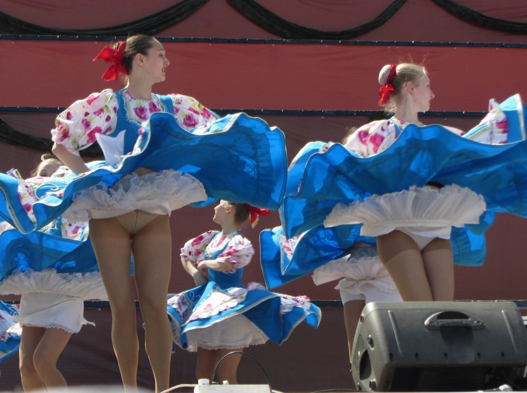 Засветила трусики в танце