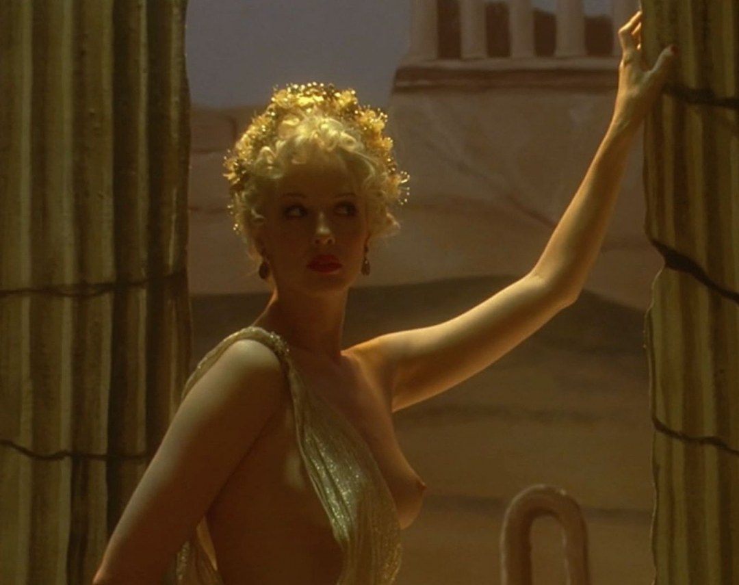 Келли Райлли голая грудь