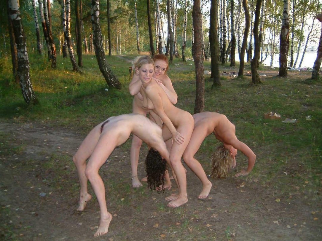 Голые пьяные женщины на улице