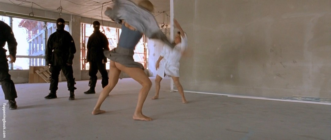 Камилла сьоберг с голой грудью