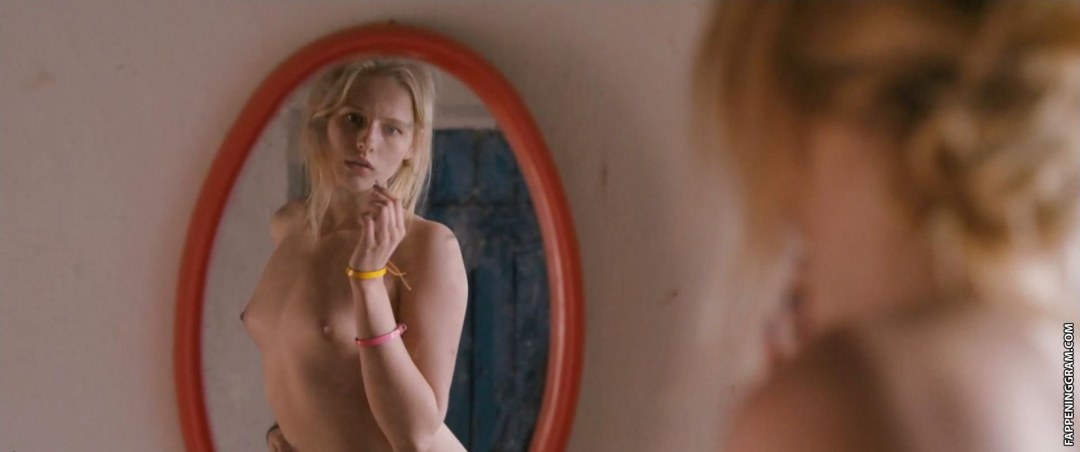 Голую актрису Александру Бортич