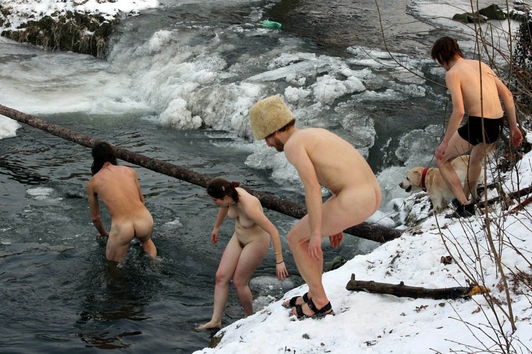Купание голышом в источнике