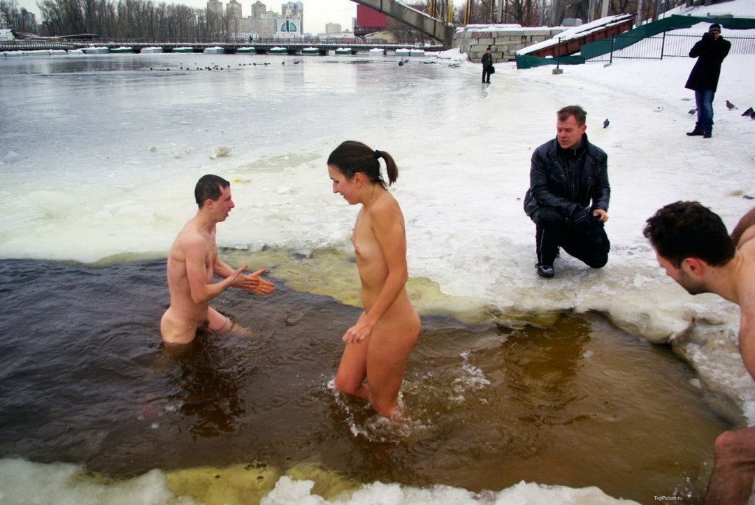 Купание в проруби голые парни