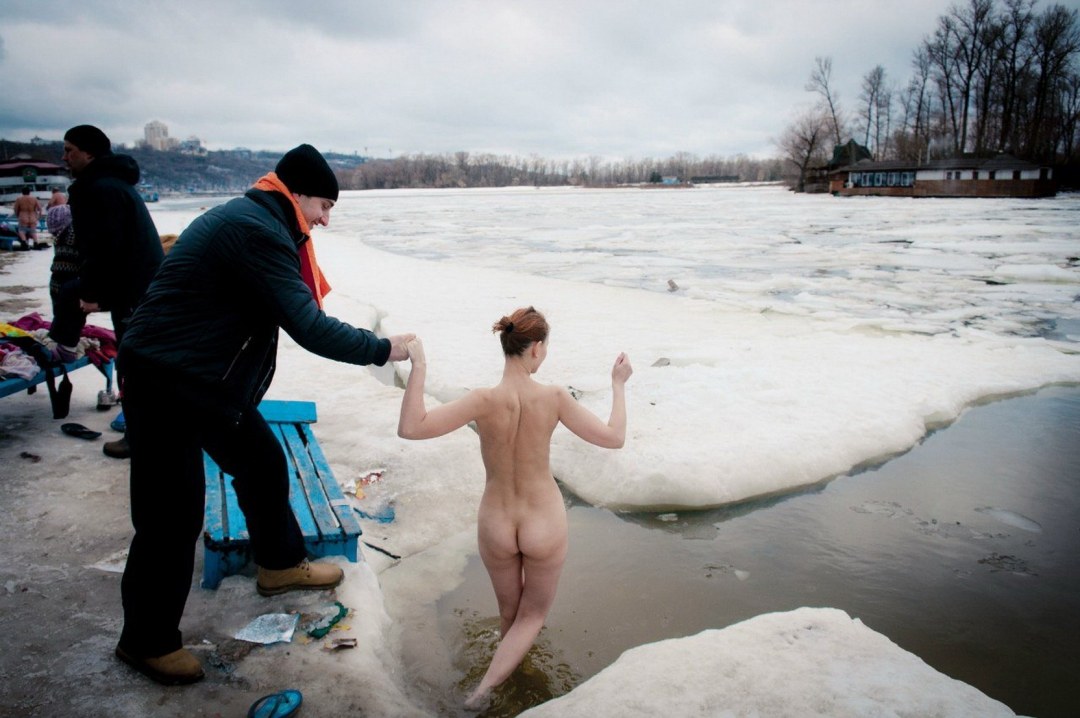 Купание на крещение голышом